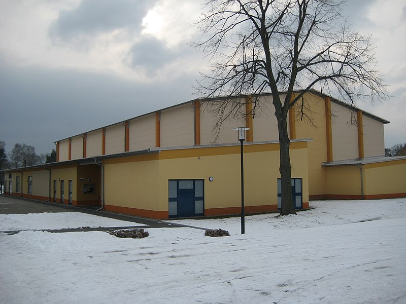 File:Mehrzweckhalle Mellensee - panoramio.jpg