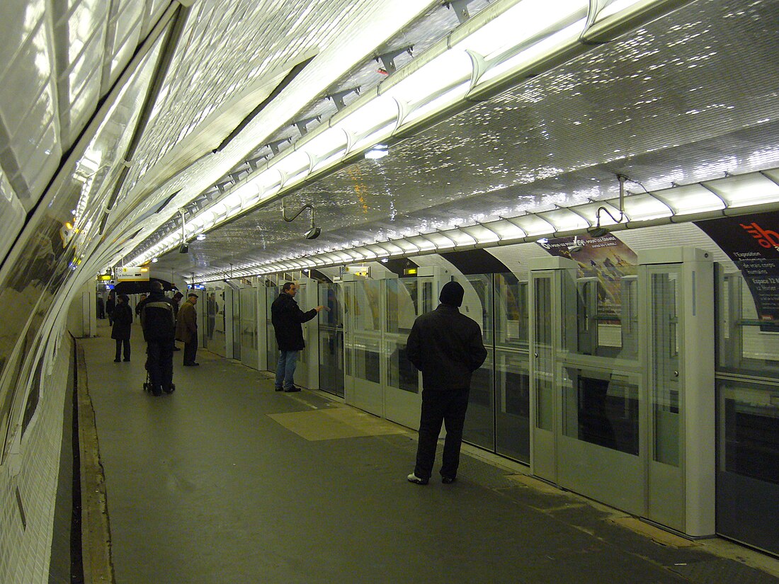 File:Metro Paris - Ligne 1 - Berault - Facades de quai.jpg