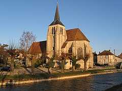 Montbouy (son église), vue du sud, depuis le chemin de halage du canal de Briare. category:Montbouy