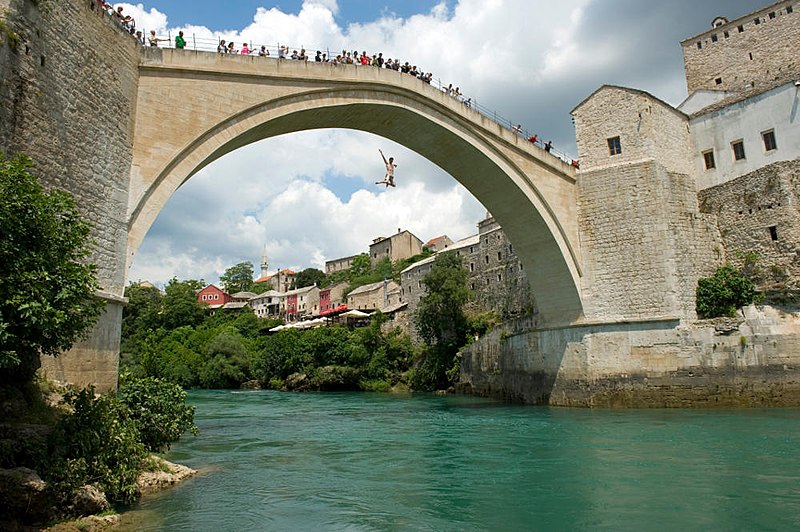 File:Mostar Brückenspringer Trevor.jpg