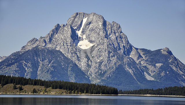 File:Mount_Moran_met_Black_Dike_intrusie_-_Jackson_Lake_8-09-2014_12-03-01.JPG