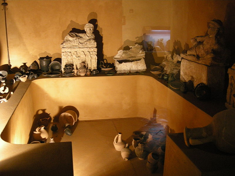 File:Museo guarnacci, ricostruzione di tomba etrusca.JPG