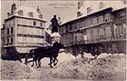 Das Geburtshaus im Hintergrund rechts hinter der Statue. Alte Postkarte aus dem Winter 1904-1905