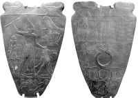 afbeelding van de voor- en achterzijde van het Narmer palet