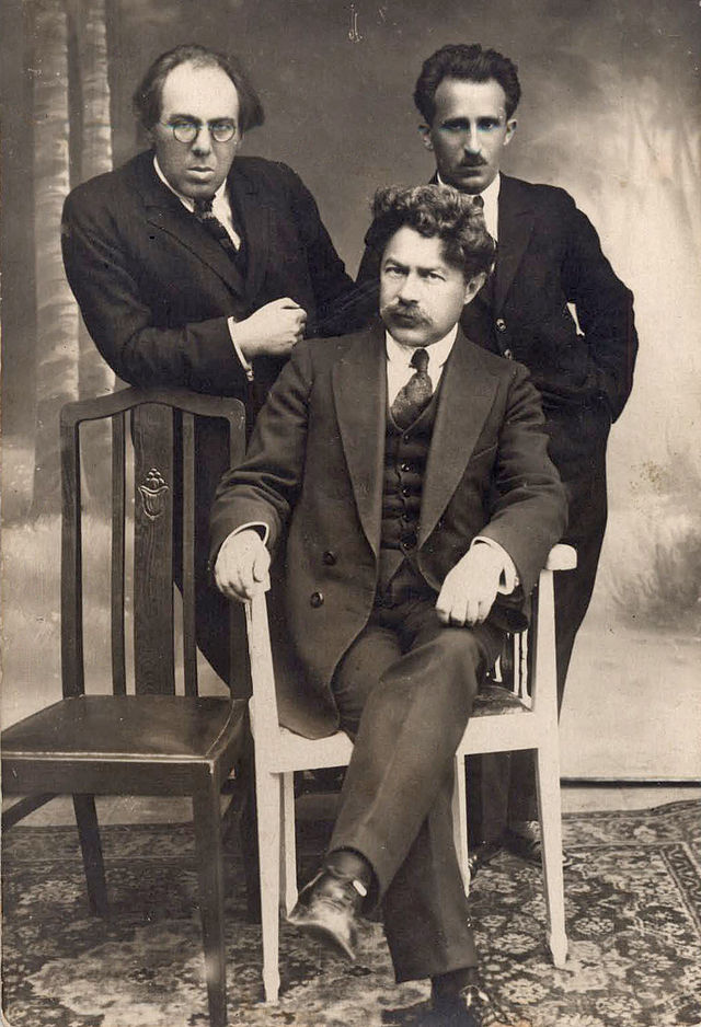 שאול טשרניחובסקי (בחזית), נתן גורן (משמאל) וצמח פלדשטיין בקובנה; כנראה ב-1927.