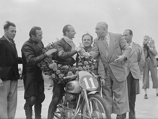 Pagani wordt gefeliciteerd door G. J. Bruinsman, voorzitter KNMV, TT van Assen, 1949