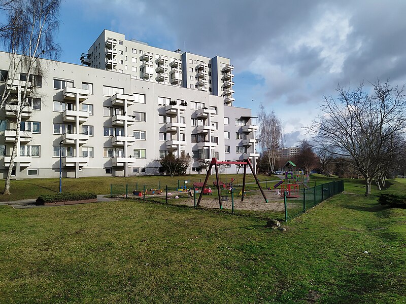 File:Noskowskiego 6 Warszawa Służew playground.jpg