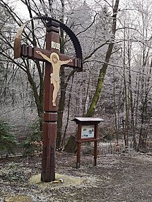 Obnovený kříž Na hrobech z roku 2019
