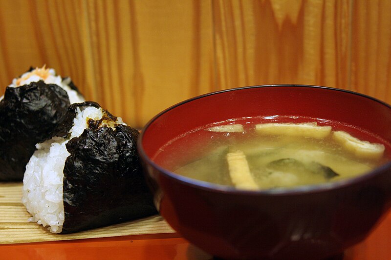 File:Onigiri and miso soup by OiMax in Tokyo.jpg