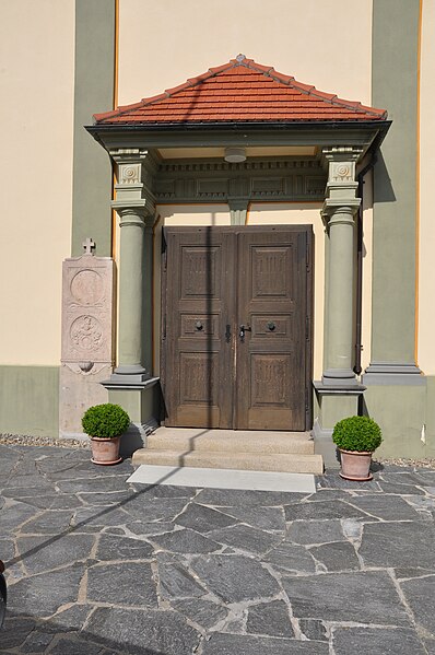 File:Orsenhausen Pfarrkirche außen Portal.jpg