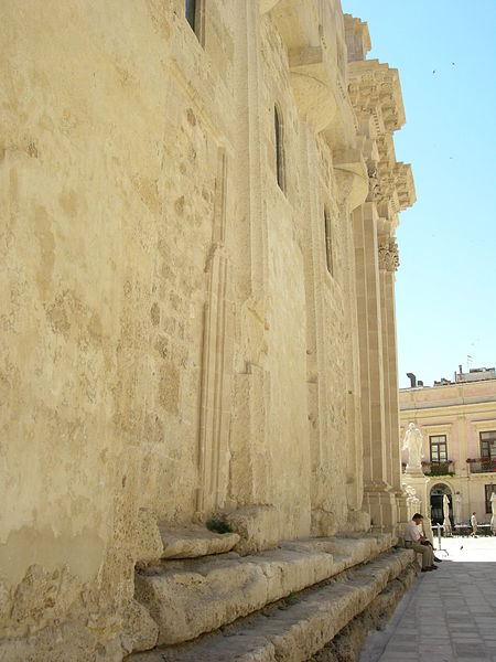 File:Ortigia, duomo, fiancoi su via minerva 03.JPG