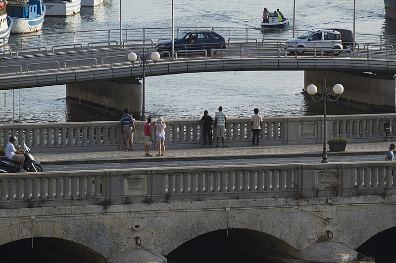 File:Ortygia bridges, Syracuse, Province of Syracuse, Sicily, Italy - panoramio.jpg