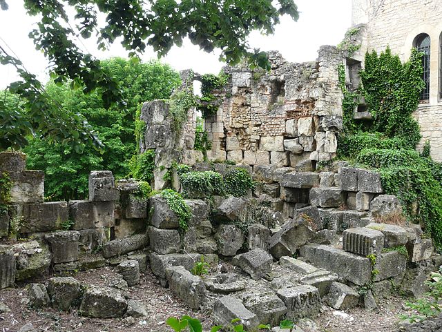 File:Périgueux remparts ruines.JPG