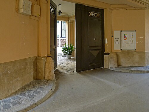 Entrée de l'hôtel particulier du fond de la cité Leprince (bâtiment 1).