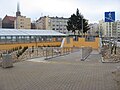Polski: Nowo wybudowany węzeł Wzgórze św. Maksymiliana w Gdyni, wejście do tunelu dla pieszych od strony przystanku SKM