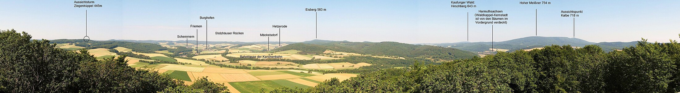 Westblick vom Pionierturm auf dem Mäuseberg. Zu sehen ist links der Schemmerngrund und rechts der Hohe Meißner.