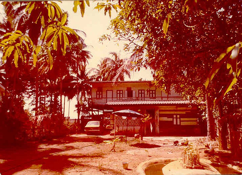 File:Pedro Meier Atelier in Thailand am Golf von Siam, Bang Saen Beach, Provinz Chonburi. Von 1978-1988 Künstleratelier, Skulpturenpark, Künstlerkolonie, Bangkok Art Group. Foto 1981 © Pedro Meier Multimedia Artist.jpg