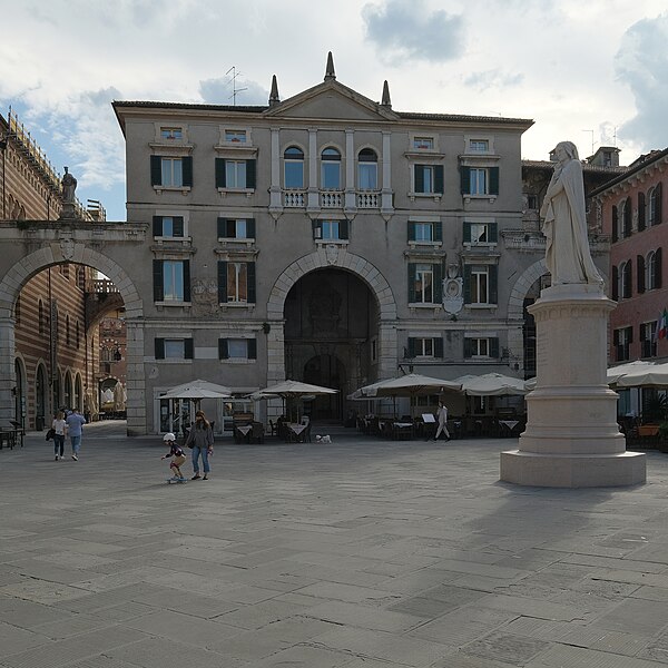 File:Piazza dei Signori AB (6).jpg