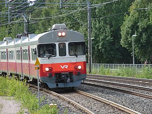 Sebuah Sm2 unit tiba di Pitäjänmäki stasiun kereta api.