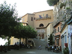 La place principale et la mairie de Cervara di Roma.