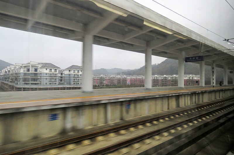 File:Platform of Guanling Railway Station (20180215105202).jpg