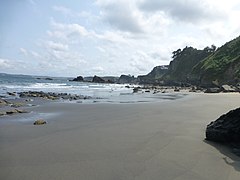 La playa con marea baja.