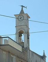 La curiosa banderuola a forma di pescespada posta sul campanile della Chiesa di San Gaetano