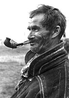 Portrett av en mann med pipe. Olderdalen, Kåfjord, Troms 1947 - Norsk folkemuseum