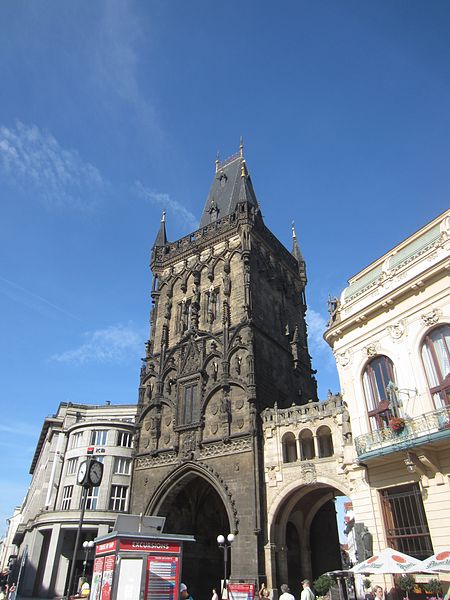 File:Prašná brána in Praha.JPG