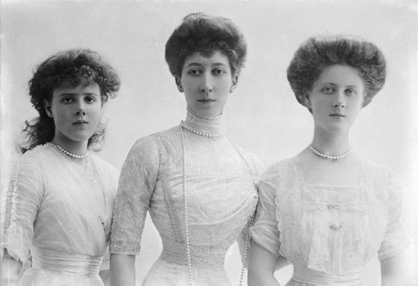 Louise with her daughters, Maud and Alexandra, 1911