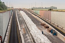 Tunneldeel verzwaard met zandzakken en betonblokken