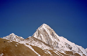 Khangri Shar on the left, Pumori in the middle, in the foreground Kala Pattar