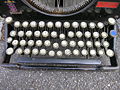 Vanhan sveitsiläisen kirjoituskoneen QWERTZ-näppäimistö.