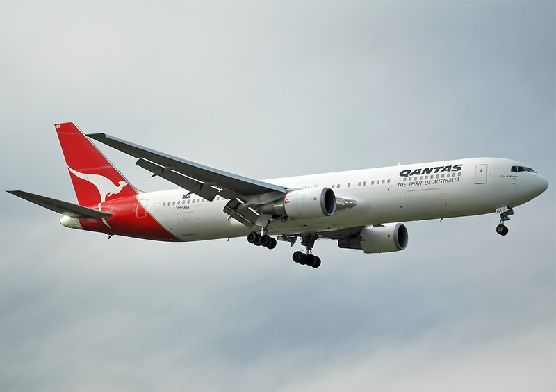 File:Qantas Boeing 767-300ER VH-OGA MEL 2004-9-19.png