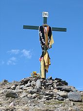 One of the crosses along the road to the Quyllurit'i shrine Qoyllur R'Iti Cross 1.jpg
