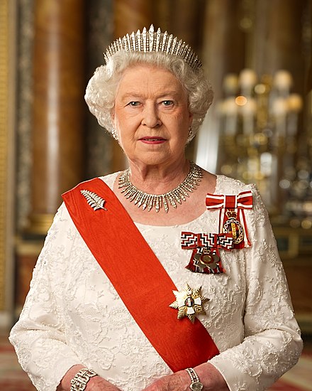 バッキンガム宮殿にて2011年に撮影。女王の佩用する勲章は、左からニュージーランド・メリット勲章、女王功績勲章、ニュージーランド勲章である。2012年に在位60周年記念で公開され、公式写真の一枚となった。