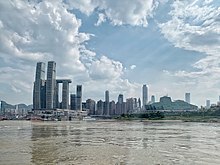 Nouvelle construction du complexe des gratte-ciels RafflesCity à Chaotianmen, à la forme de voiliers aux croisements des fleuves Yangzi Jiang et Jialing Jiang.