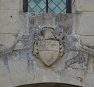 Les armoiries sculptées de la famille Piéchaud, devenues celles de la commune.