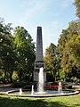 Obelisk und Springbrunnen im Stadtpark