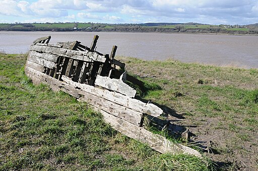 Remains of a wooden barge (geograph 3908853)