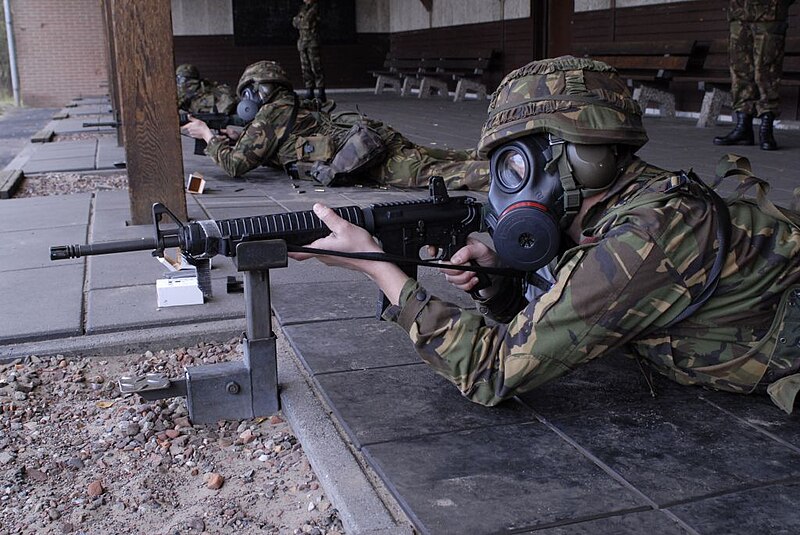 File:Reservisten-met-zuurstofmasker-doen-een-schietoefening.jpg