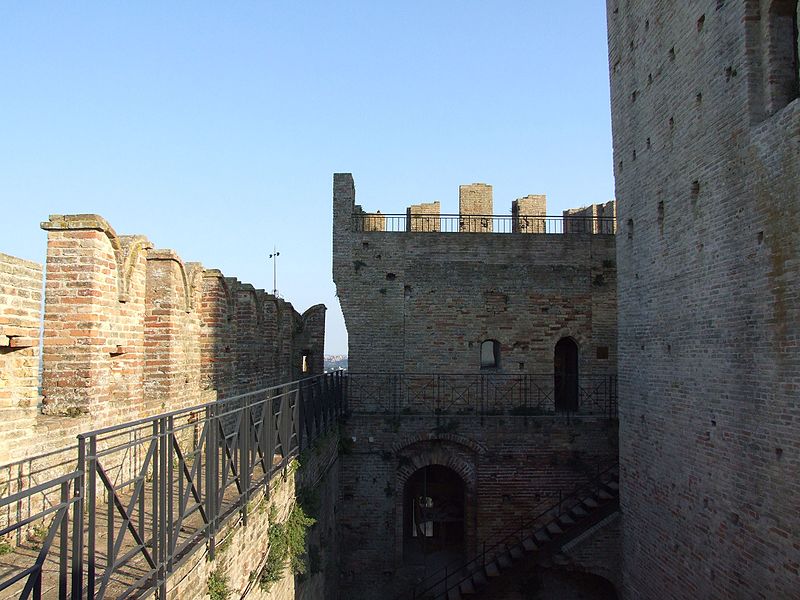 File:Rocca medievale - Offagna 6.jpg