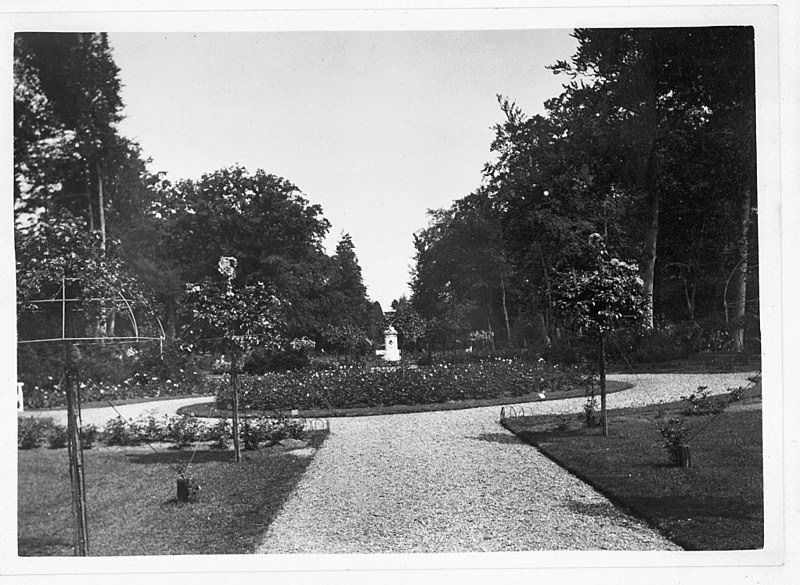 File:Rosarium aangelegd 1927-1928 ca. 1930 - Doorn - 20059687 - RCE.jpg