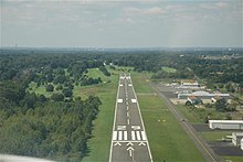 Взлетно-посадочная полоса в аэропорту Трентон-Роббинсвилл.jpg