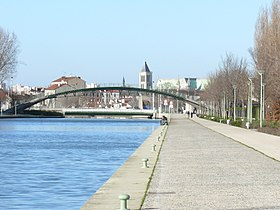 Vue du pont tournant et de la passerelle (2007). Au fond, la basilique Saint-Denis.