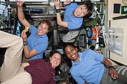 Neljä naisastronauttia ryhmäkuvassa