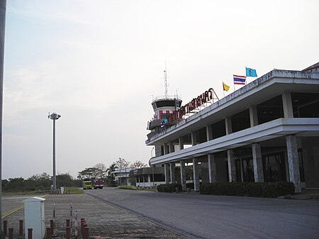 ไฟล์:Sakon_Nakhon_Airport,_Thailand_-_main_building_with_fire_engines.JPG