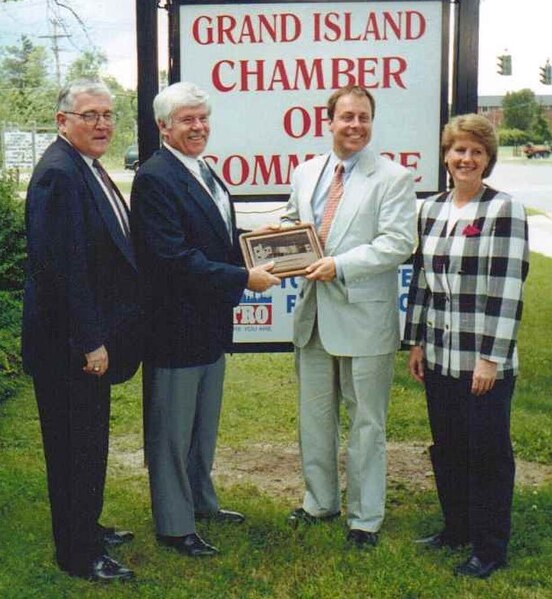 File:Sam Hoyt Receiving Award from Grand Island, NY Supervisors, 2000.jpg