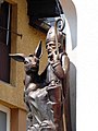 Figur des heiligen Nikolaus (luxemburgisch: "Kleeschen") mit Esel an einer Hauswand in Diekirch.