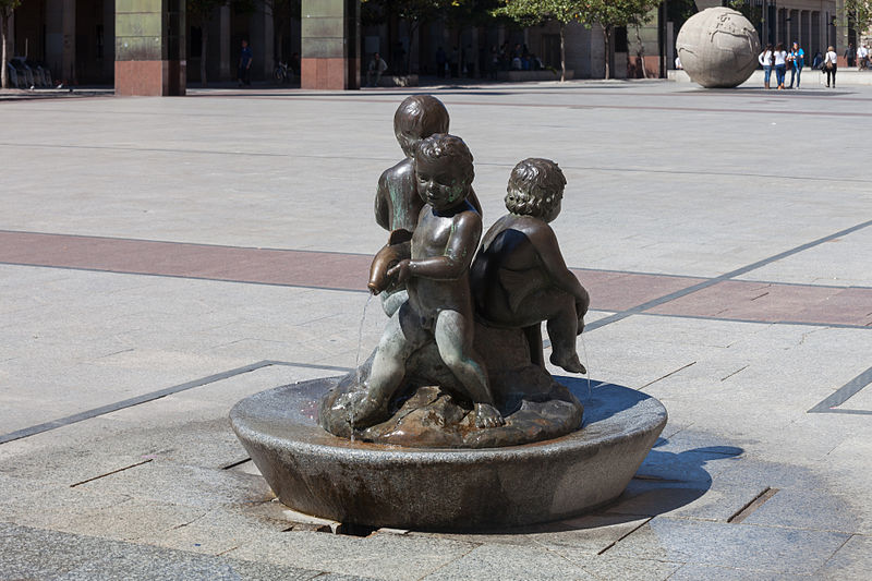 File:Sculpture in the square of El Pilar Zaragoza Z17.jpg